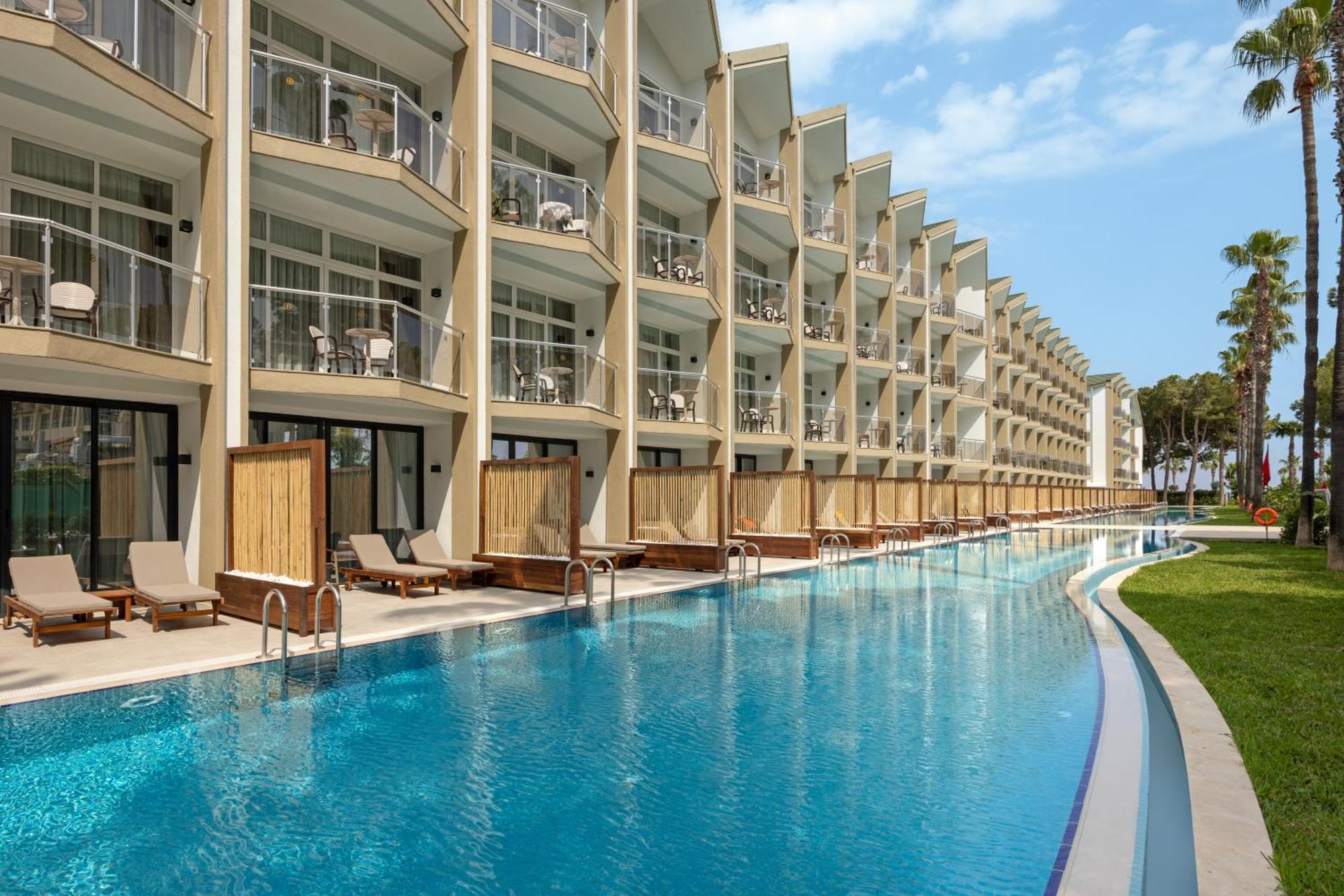 SUPERIOR SWIM-UP ROOM