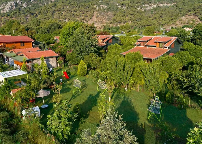 Flora Pansiyon Çıralı