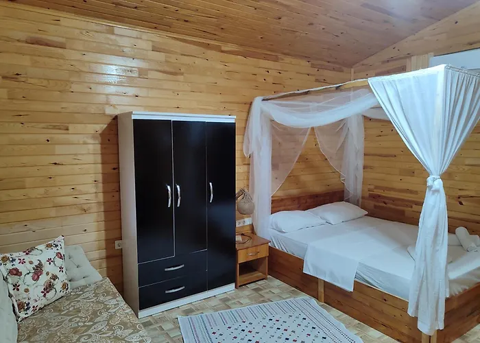 Flora Pansiyon Çıralı